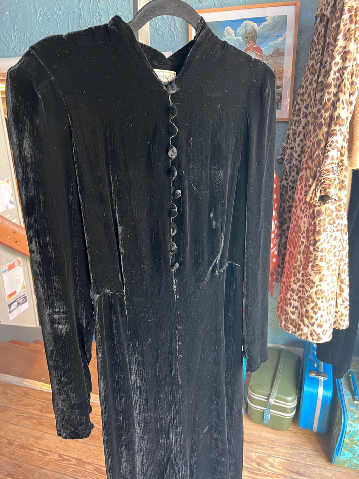 40s Blums-Vogue Black Velvet Gown      w31