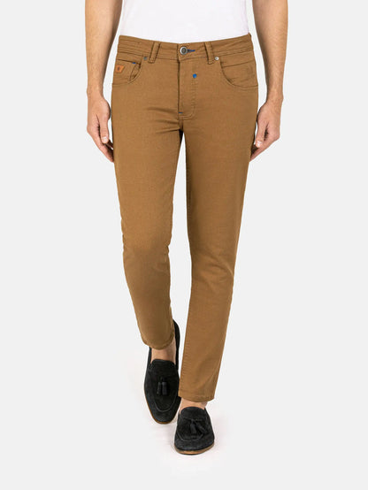 Man wearing slim-fit camel brown jeans paired with black loafers and white shirt – Wam Denim.