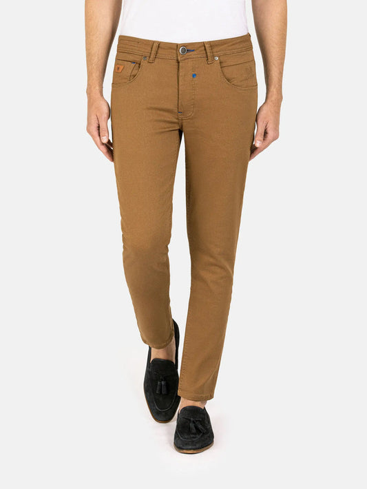 Man wearing slim-fit camel brown jeans paired with black loafers and white shirt – Wam Denim.