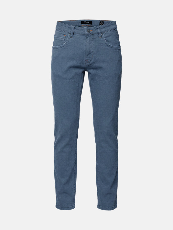 Slim fit blue men’s jeans with stretch denim fabric.