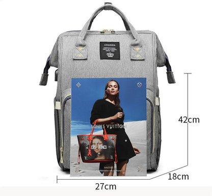 Large baby bag with a spacious main compartment, extra pockets and magnetic closure for organized access to daily essentials.