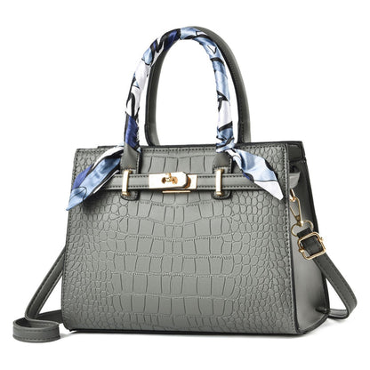 Close-Up: Slit Pocket on Women's Large Capacity Shoulder Bag – Secure Storage in Soft PU Leather